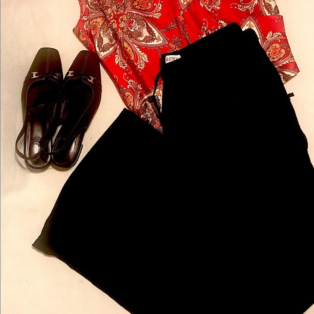 Black linen, wide leg pants with side pockets and front ties.